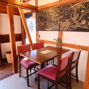 [Table seating: 4 seats x 1 table]