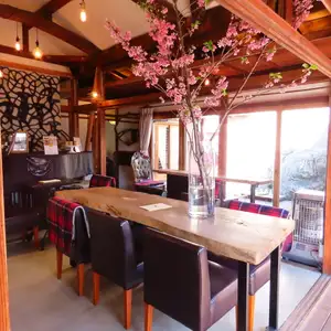 [Table seating: 6 people x 1 table (1 person ~)]