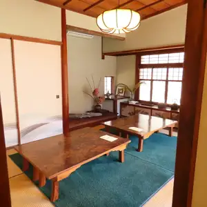 [Japanese-style room: 4 seats x 2 tables]