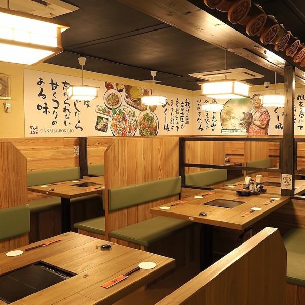 【白と木を基調にした明るい店内】店内は温かみと清潔感がある、心地よい空間となっております。仲間同士でのお集まりはもちろん、お一人様やご家族連れのお食事も大歓迎です◎ぜひ、落ち着いた雰囲気の店内で、リラックスした寛ぎのひとときをお過ごしください♪