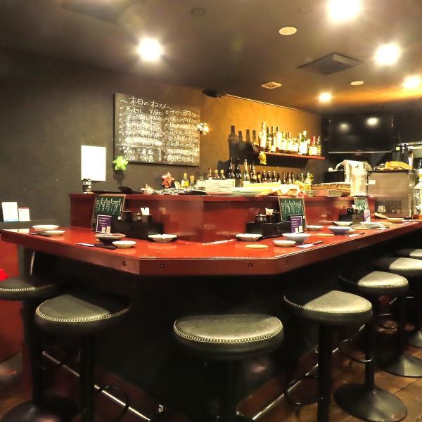 【吧台座位最佳！】我们致力于打造一个轻松自在的餐厅，欢迎您独自小酌，或与亲朋好友欢聚。我们推荐您坐在吧台，欣赏现场烹饪表演，并与热情友好的经理畅谈。