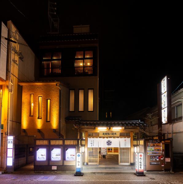 It will be on the 3rd floor of Hatsuki Building.Yakiniku is served on the first floor, and suki-nabe and shabu-shabu are served on the second floor.