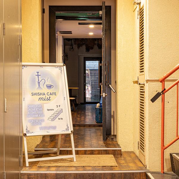 【大阪メトロ御堂筋線心斎橋駅７出口より徒歩約7分の好立地】誕生日のパーティーやお祝い事にぴったりな空間が広がっている。少人数から大人数まで対応可能で、友達との集まりや仕事の打ち合わせにも最適です。駐車場は真横の駐車場ではなく真裏です。近隣パーキングあり。貸切は9～16名様で可能です。※要事前相談