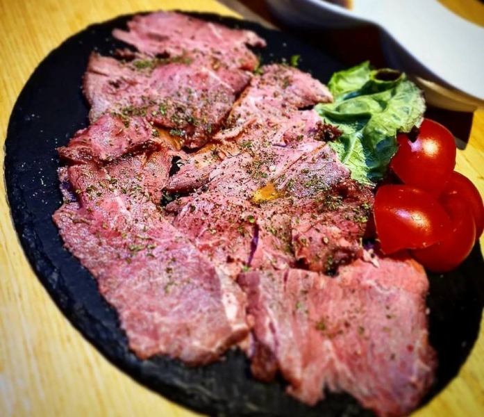 【餓了就來吃♪】種類豐富的小吃和單點菜餚（圖為「自製烤牛肉」）