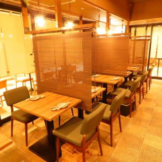 2名席テーブルです。連結してお使いいただけます