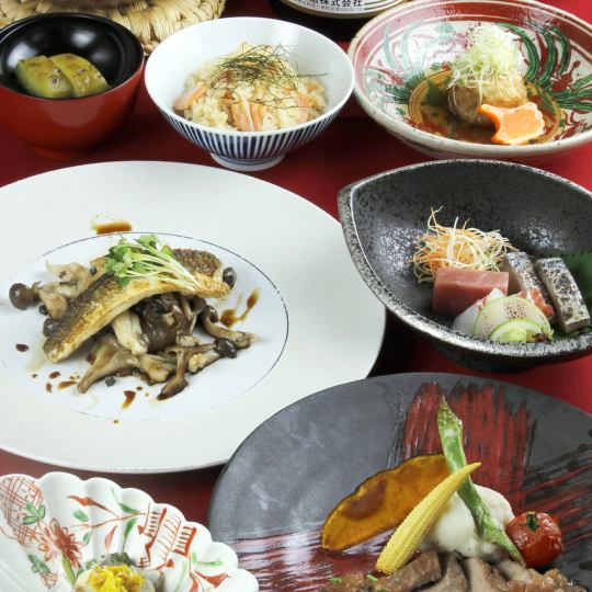 11月時令懷石料理【使用扇貝、鯖魚、鯛魚等嚴選食材的創意日式料理8道菜】7,000日元（含稅）+110分鐘無限暢飲