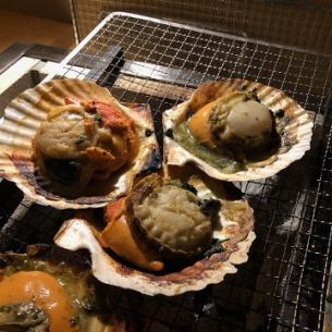 【炭火焼き】　殻付き帆立の炭火焼き