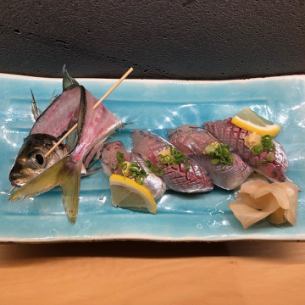 【握り】　活き鯵の一本握り