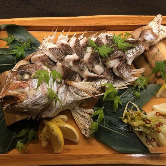 庆祝您的 60 岁生日，特别套餐包含 9 道菜，其中包括庆祝用的鲷鱼，以及 110 分钟的无限畅饮，价格为 7000 日元（含税）。