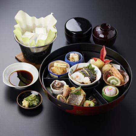 『金閣弁当』当店名物！直径30cmの大きなお椀に、湯葉料理をはじめ京の美味が満載。湯豆腐付