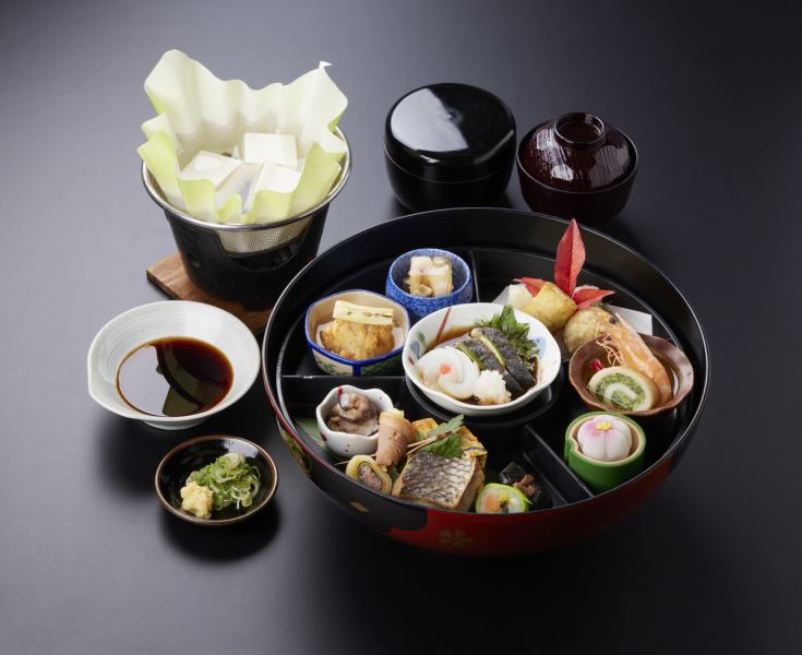 「金阁便当」是本店的招牌菜！直径30厘米的大碗里盛满了豆腐皮等美味的京都料理。配上煮豆腐