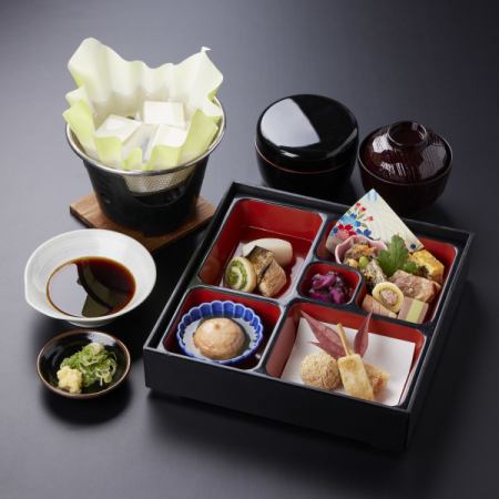 『きぬかけ弁当』天ぷら、里芋など京都の風情を感じる逸品を詰め合わせたお弁当です。湯豆腐付