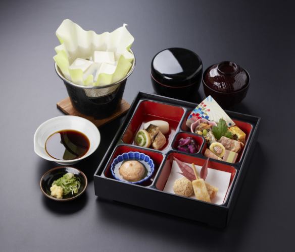 ``Kinukake Bento'' is a bento packed with tempura, taro, and other special items that give you a taste of Kyoto.With boiled tofu