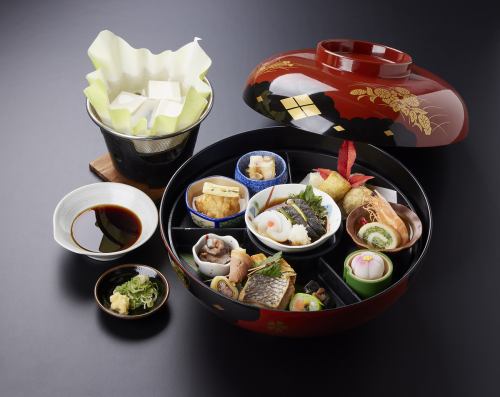 Enjoy seasonal Kyoto cuisine and obanzai! Many bento boxes and set meals