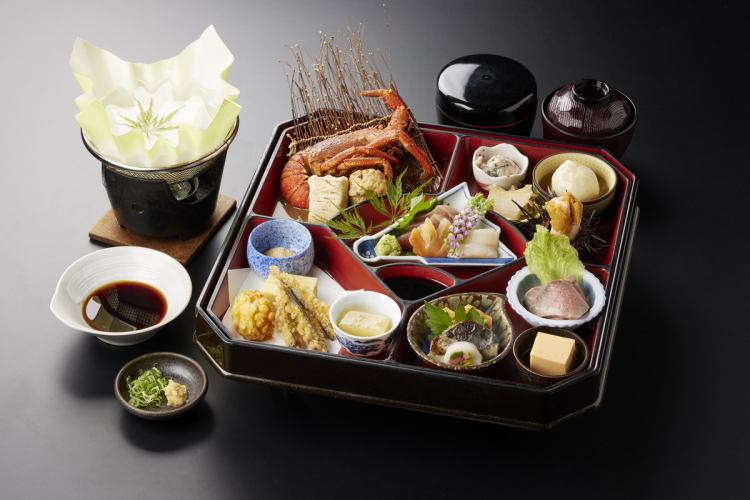 "Kinkaku Gozen" is a variety of Kyoto cuisine decorated with seasonal vegetables.Great for celebrations and memorial services (menus tailored to your budget)