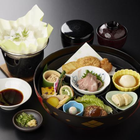 The "Kinkaku Bento" is a special lunch box only available for school trips. It comes in a large bowl with a diameter of 30cm, and is filled with colorful dishes and rice with refills.