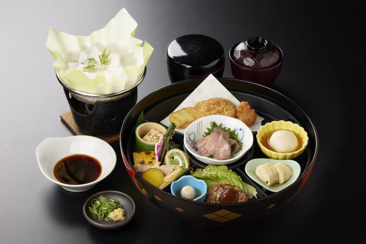 The "Kinkaku Bento" is a special lunch box only available for school trips. It comes in a large bowl with a diameter of 30cm, and is filled with colorful dishes and rice with refills.