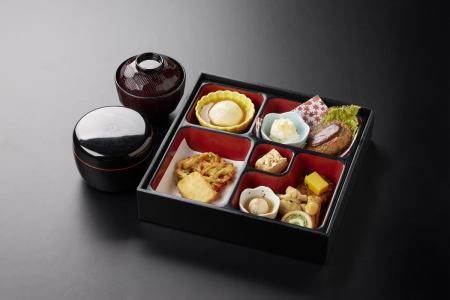 修学旅行限定『末広弁当』野菜かきあげ、豆腐ハンバーグ、京のおばんざいも充実♪　ご飯はおかわり付