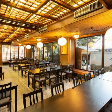 【一楼入口侧桌座/ 1~60人】入口附近设有休闲桌椅。这是一个易于使用的开放式地板，可供小团体以及最多60人的团体使用。您可以使用附近的收银台和饮料吧轻松享用餐点。对于希望花很多时间与sakutsu并花时间观光的客户，也推荐使用。
