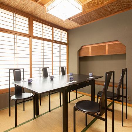 [二樓的日式房間，最多可容納6人的私人桌子]小巧的私人房間，擁有輕鬆的氛圍，擁有日本現代風格的內飾。這個房間非常適合舉辦小型聚會，例如面對面的會議和慶典。在感受京都的日本風味的同時，請徹底享受用餐和交談。