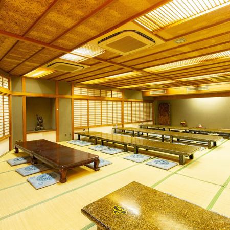 [二楼Zashiki大厅/最多可容纳60人]房间宽敞。这是为京都和金阁寺观光游等团体提供的沙龙，以及学校游览的午餐。另外，请在企业宴会，舒适旅行等各种场合使用。所有人都可以团结一致地度过时间。