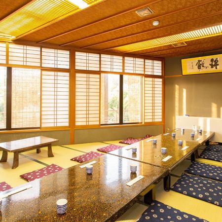 [二樓，最多可容納12人的私人房間]位於二樓的房間，最多可容納12人的用餐。在午餐時間，這是一個休閒的空間，開著的窗戶發出的陽光照耀著。寬敞的空間，建議帶小孩的客戶使用。您也可以從窗戶觀看吹噓Nishikitsuru的庭院。