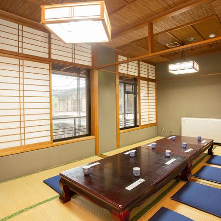 [可容納10人的二樓私人房間]可容納10人的私人房間。這是一幢老式的日式房屋，具有傳統的日本氛圍。提供兩個房間，兩個房間都有俯瞰庭院的窗戶。