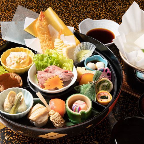 修學旅行限定「金閣便當」 直徑30公分的大碗，配有色彩繽紛的菜餚和煮豆腐。附米飯續杯。
