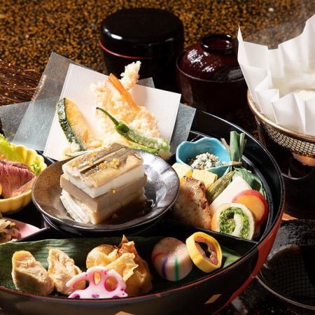 『金閣弁当』当店名物！直径30cmの大きなお椀に、湯葉料理をはじめ京の美味が満載。湯豆腐付