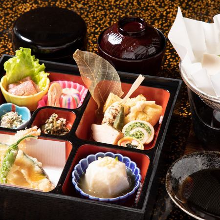 『きぬかけ弁当』天ぷら、里芋など京都の風情を感じる逸品を詰め合わせたお弁当です。湯豆腐付