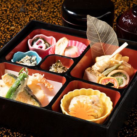 『末広弁当』美味しい京料理を少しずつ多彩に味わっていただけるお弁当。女性にも人気です
