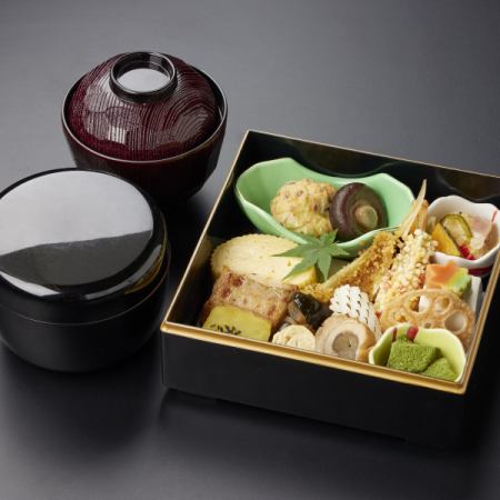 “스에히로 도시락” 맛있는 교토 요리를 조금씩 다채롭게 맛볼 수 있는 도시락.여성에게도 인기