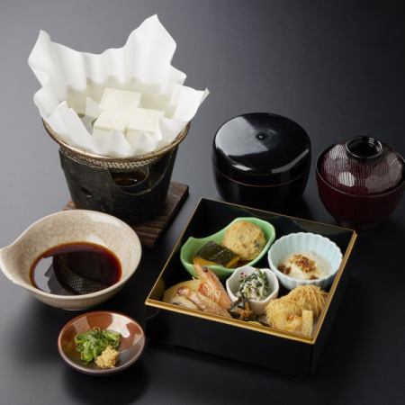★リニューアル『きぬかけ弁当』京都の風情を感じる逸品を詰め合わせたお弁当です。湯豆腐付