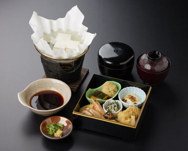 ★リニューアル『きぬかけ弁当』京都の風情を感じる逸品を詰め合わせたお弁当です。湯豆腐付