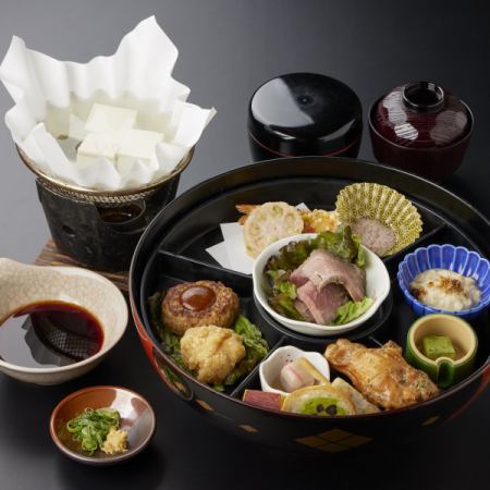 修学旅行限定『金閣弁当』直径30cmの大椀に、色とりどりの料理とご飯はおかわり付