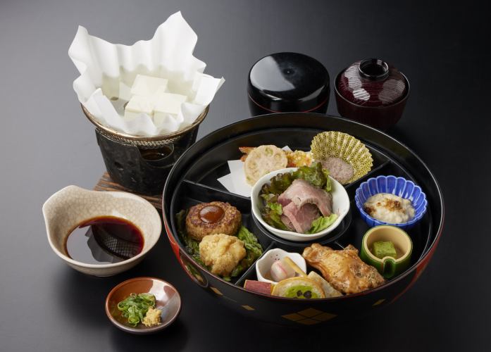 修学旅行限定『金閣弁当』直径30cmの大椀に、色とりどりの料理とご飯はおかわり付