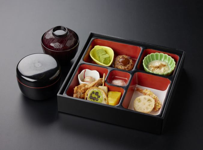 The "Suehiro Bento" is a special lunch box available only on school trips, filled with a variety of colorful Kyoto-style side dishes! Rice refills are included.