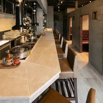 Perfect for adult dates or drinks for two. The counter seats, with their subdued lighting and sophisticated atmosphere, allow you to sit next to each other, making it perfect for an adult date.It creates a special feeling of time.