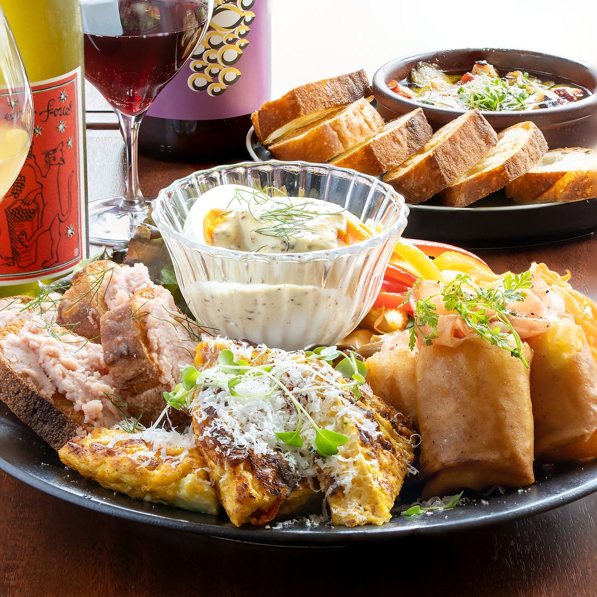 旬食材の創作料理と日本のナチュラルワインを楽しめる空間です