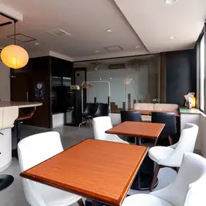 店内には、2名様掛けのテーブルを3卓、4名様掛けのテーブルを1卓ご用意しております。デートや少人数での女子会、ご友人との普段使いなど、様々なシーンに最適です。落ち着いたおしゃれな空間で、程よい距離感を保ちながらゆったりとプライベートな会話や自慢の料理、ワインを心ゆくまでお楽しみいただけます。