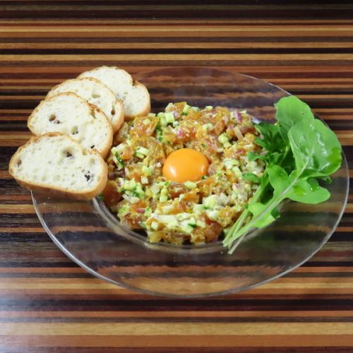 「卵黄＆メルバトースト添え」 生マグロのタルタル
