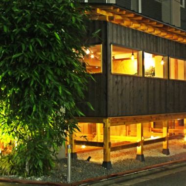 2 minutes walk from Tokushima Station.The oak tree of Ichibancho Street is a mark.The calm atmosphere of the adults created by the downlight is perfect for dating and women's meetings ♪ It is also recommended for company banquets and the hospitality of guests from abroad!