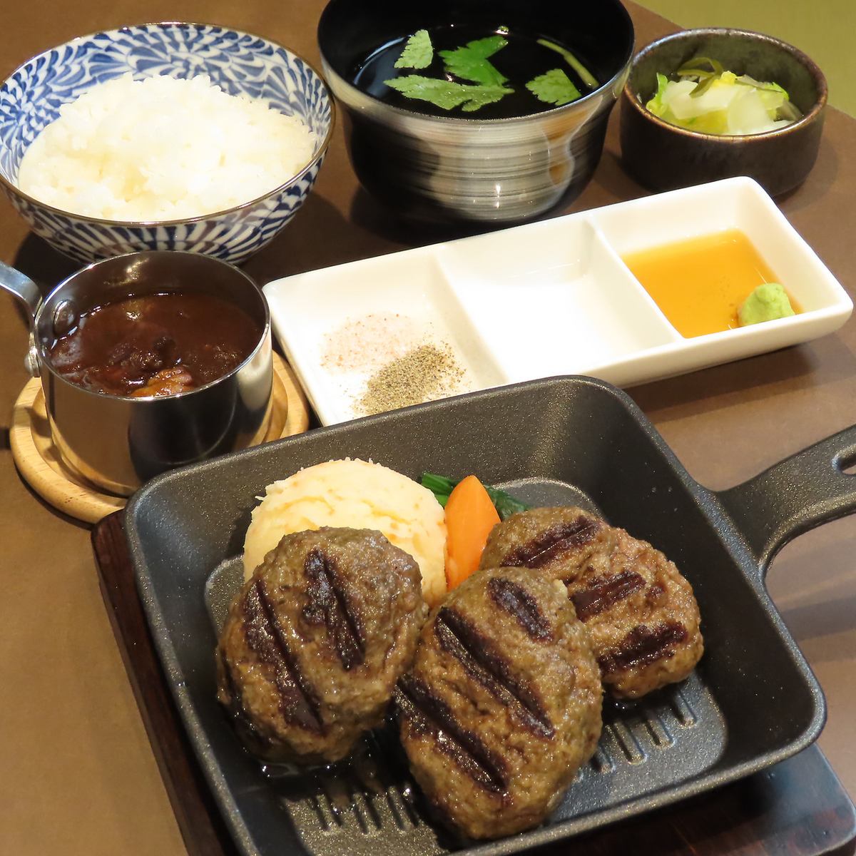 30 seconds from Kanda Station ◆ Miyazaki beef hamburger ◆ Rich sauce goes great with rice