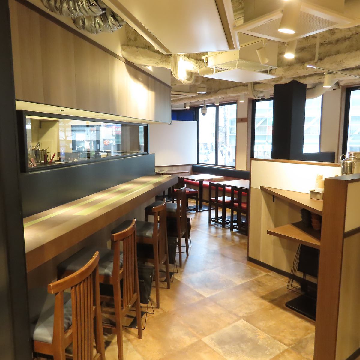 充滿現代日式風格的吧台席和餐桌席。