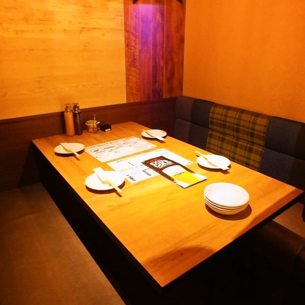 【ソファー個室】ご利用人数に合わせて最適なお席をご用意いたします！店内TV完備でスポーツ観戦もOK☆ゆったりソファーで、人目を気にせずワイワイお食事をお楽しみください。