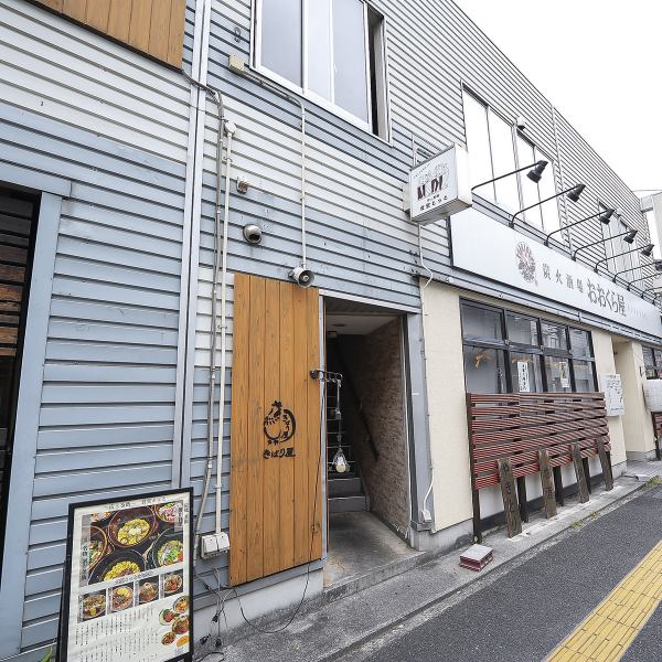 【草津駅徒歩4分の好立地◎】仕事帰りのお一人様も寄りやすい！当店はカウンター席20席と豊富にご用意しており、モダンな雰囲気の中でリラックスした時間をお過ごしいただけます。お仕事帰りの方でも気軽に立ち寄れる場所で、またデートにも最適です。カウンター席は、料理人が調理する風景を間近で楽しめるお席です。