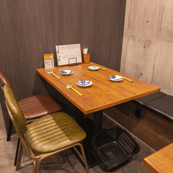 【女子会や特別な記念日に最適♪】5名様掛けのテーブル席が6席ご用意◎女子会や特別な記念日などのお祝い事などのご利用に人気のテーブル席がございます。ゆったりとした空間で友人や大切な方と共に楽しいひとときをお過ごしいただけます。大人な雰囲気の店内で心に残る素敵な時間をお過ごしください。