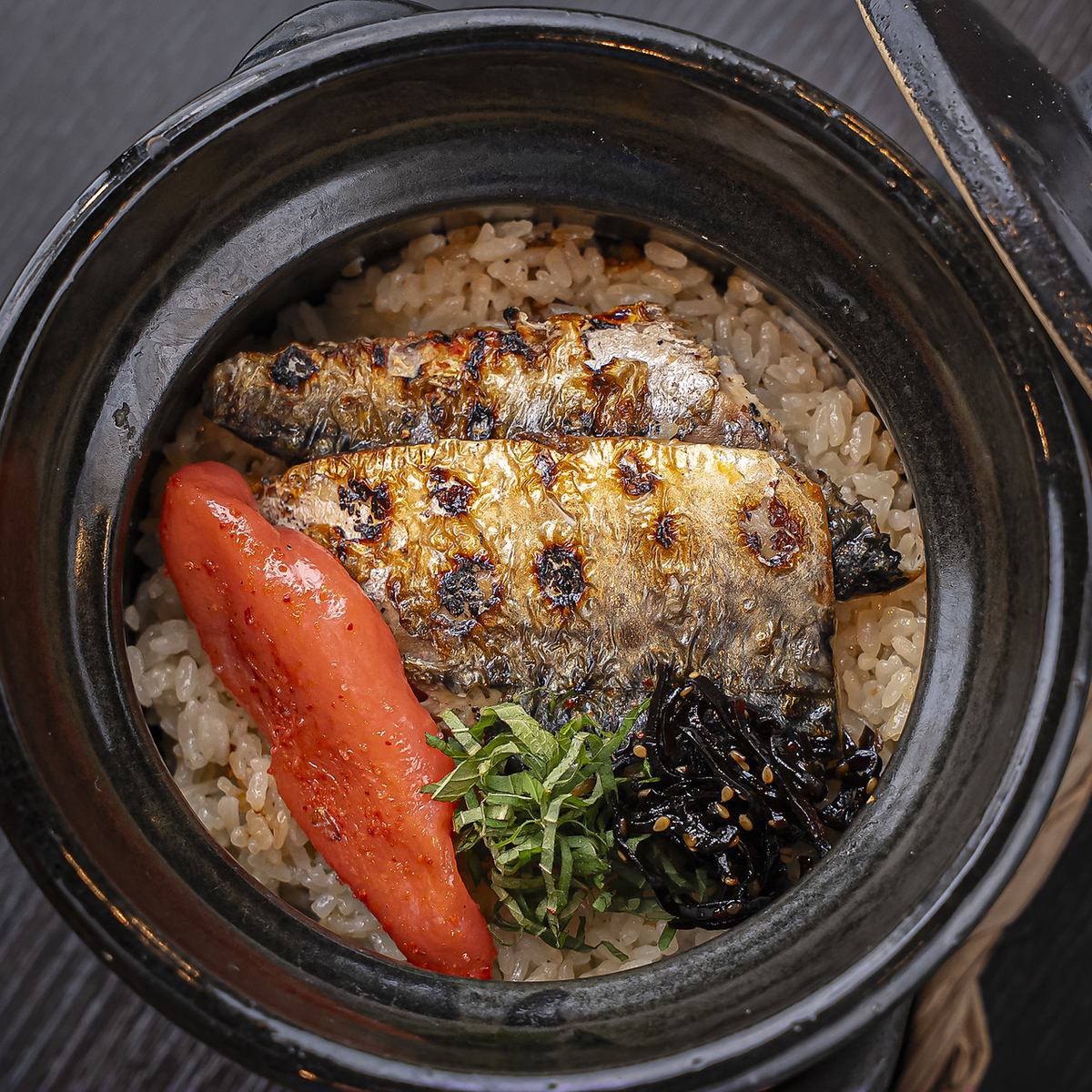 土鍋で炊いたこだわりの絶品釜飯や各種炭焼料理などご提供。地元滋賀の地酒もご用意♪