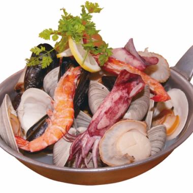 Fisherman-style white wine steamed seafood