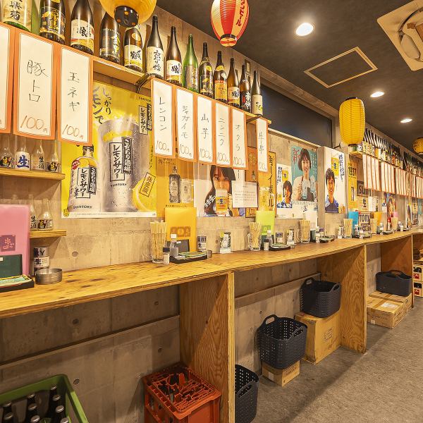 14名様分の立ち飲みスペースをご用意しています！仕事帰りのサク飲みに最適◎駅チカでアクセスも良く、串カツや生ニラレバ炒めなどの多種多様な料理をリーズナブルにサクッと楽しめます。単品飲み放題もあるので、ちょっと一杯からしっかり飲むまで、気軽に立ち寄れるお店です！